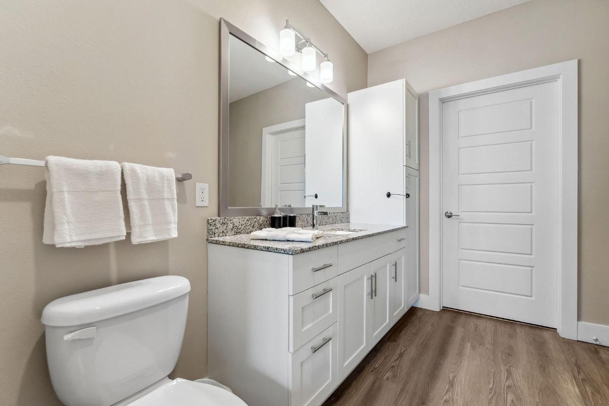 Apartment Private Full Stylish King Apartment, Close To & Great Amenities