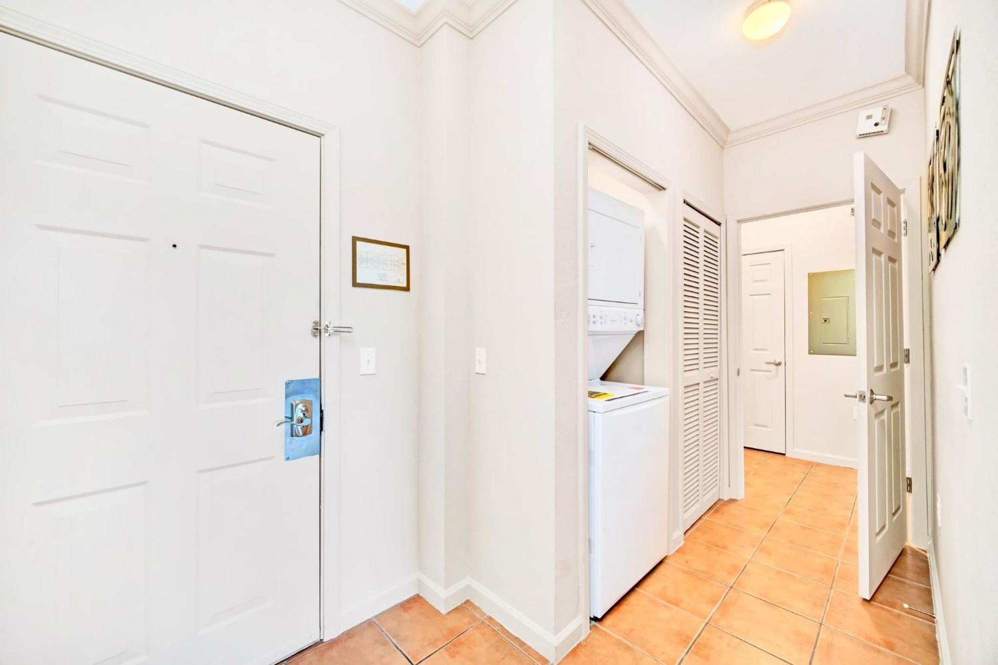 Stylish 2br Retreat W Pool Sauna & Hot Tub