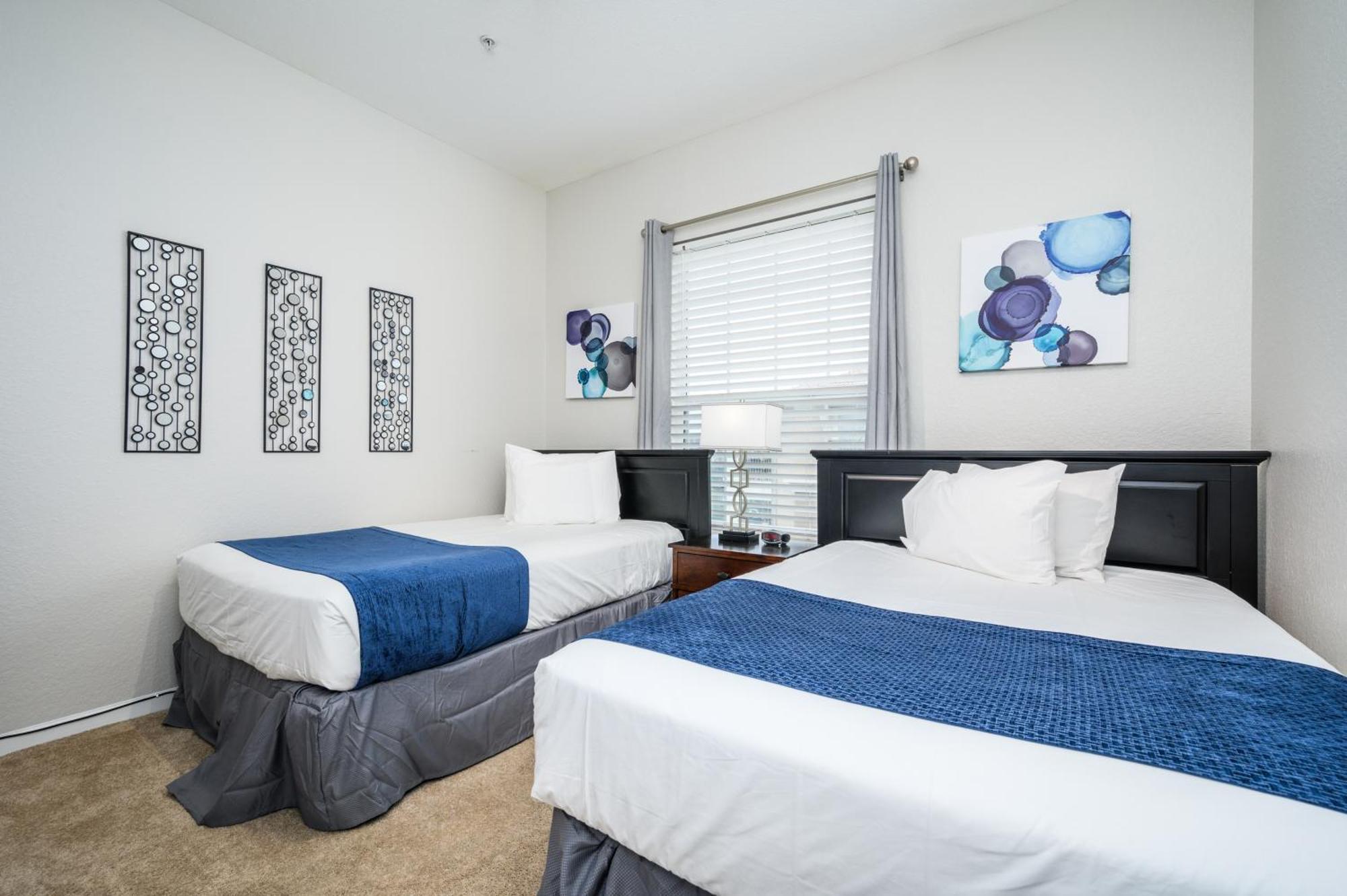 Penthouse Vacation Condo, Near The Parks - 2015 *