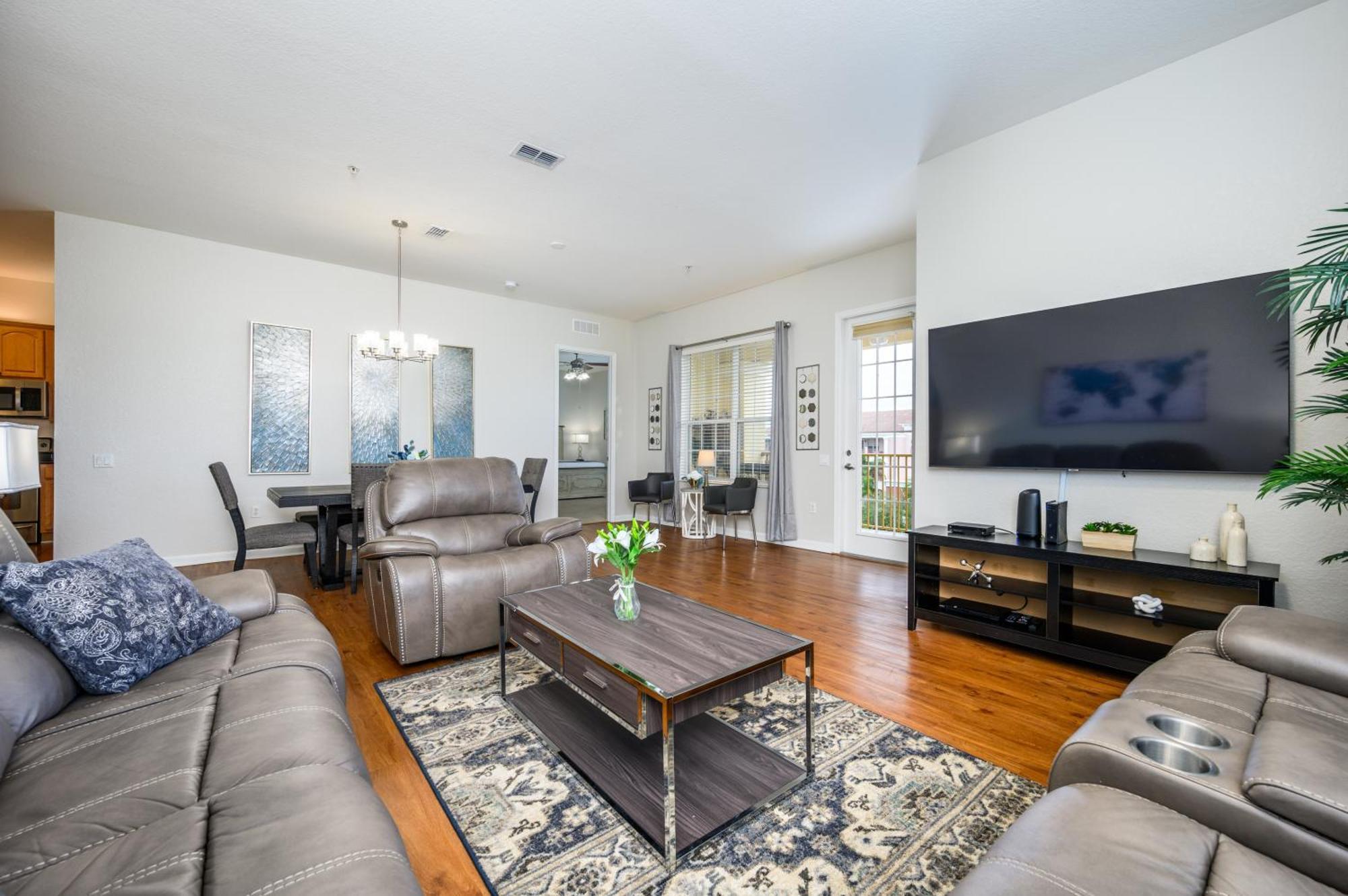 Apartment Penthouse Vacation Condo, Near The Parks - 2015 *