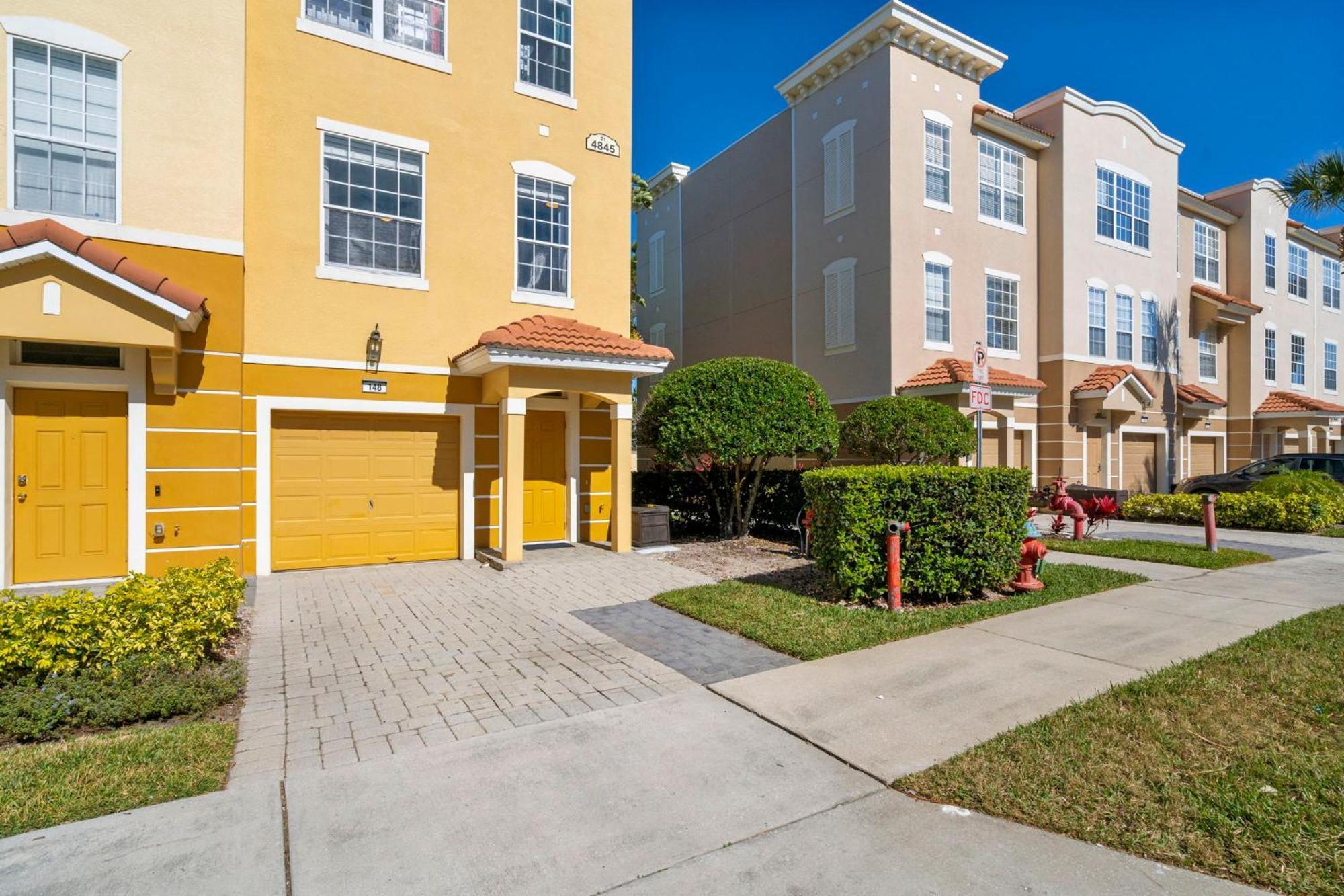 3 Bedrooms - 3,5 Bathrooms - Vista Cay 4845-148