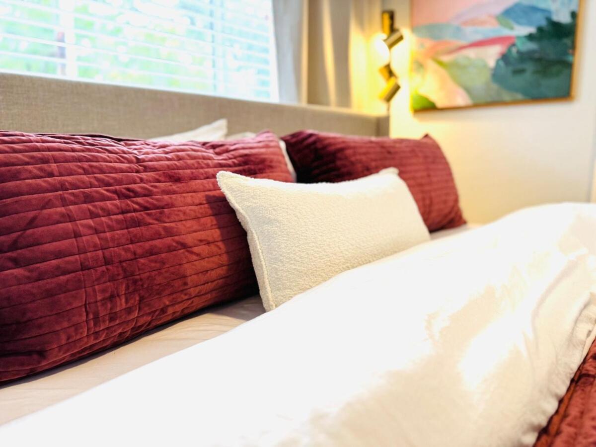 Holiday home 3br Oasis Dt Orl, Full Kitchen & Fenced Yard! Orlando