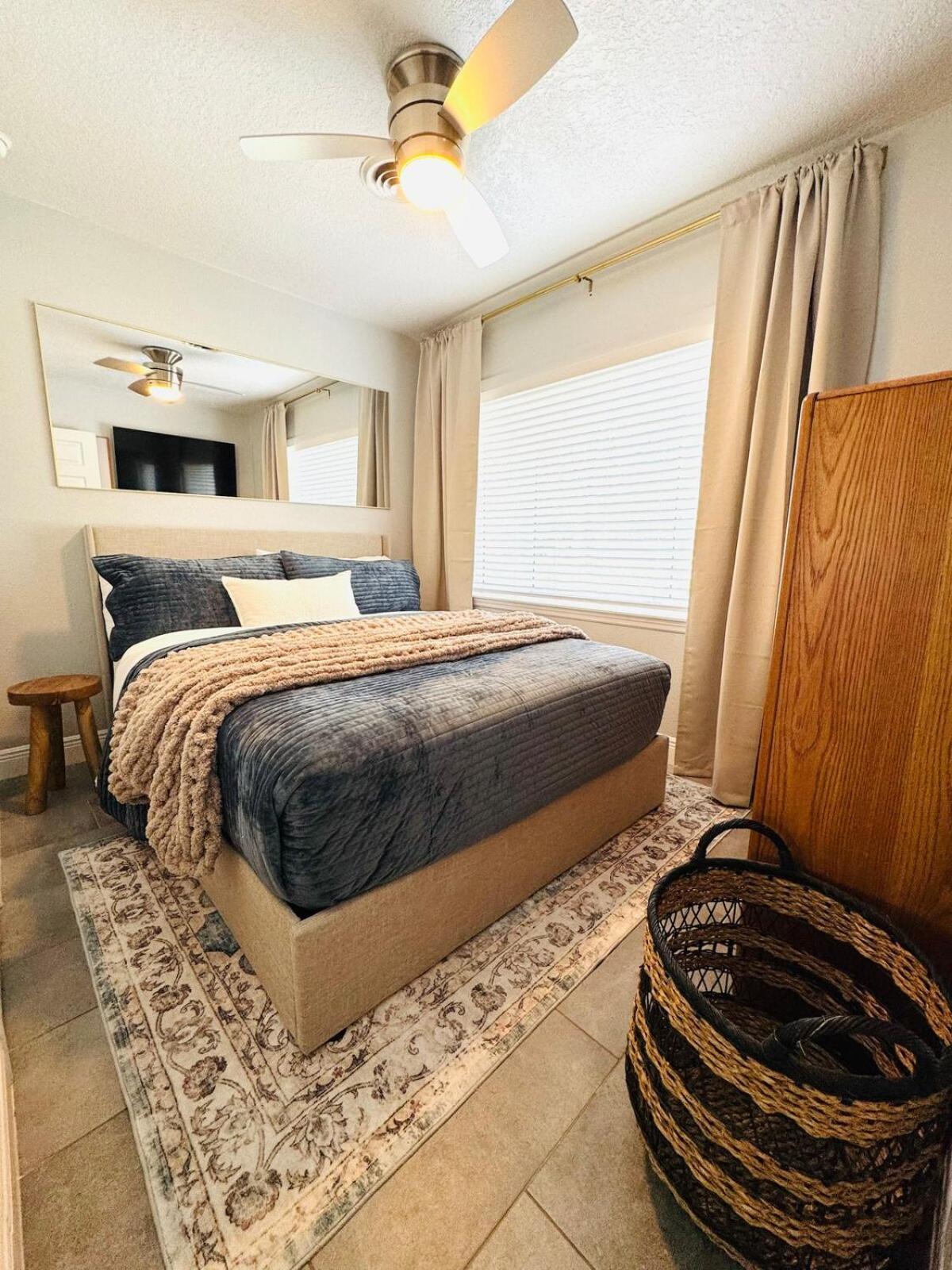 3br Oasis Dt Orl, Full Kitchen & Fenced Yard!