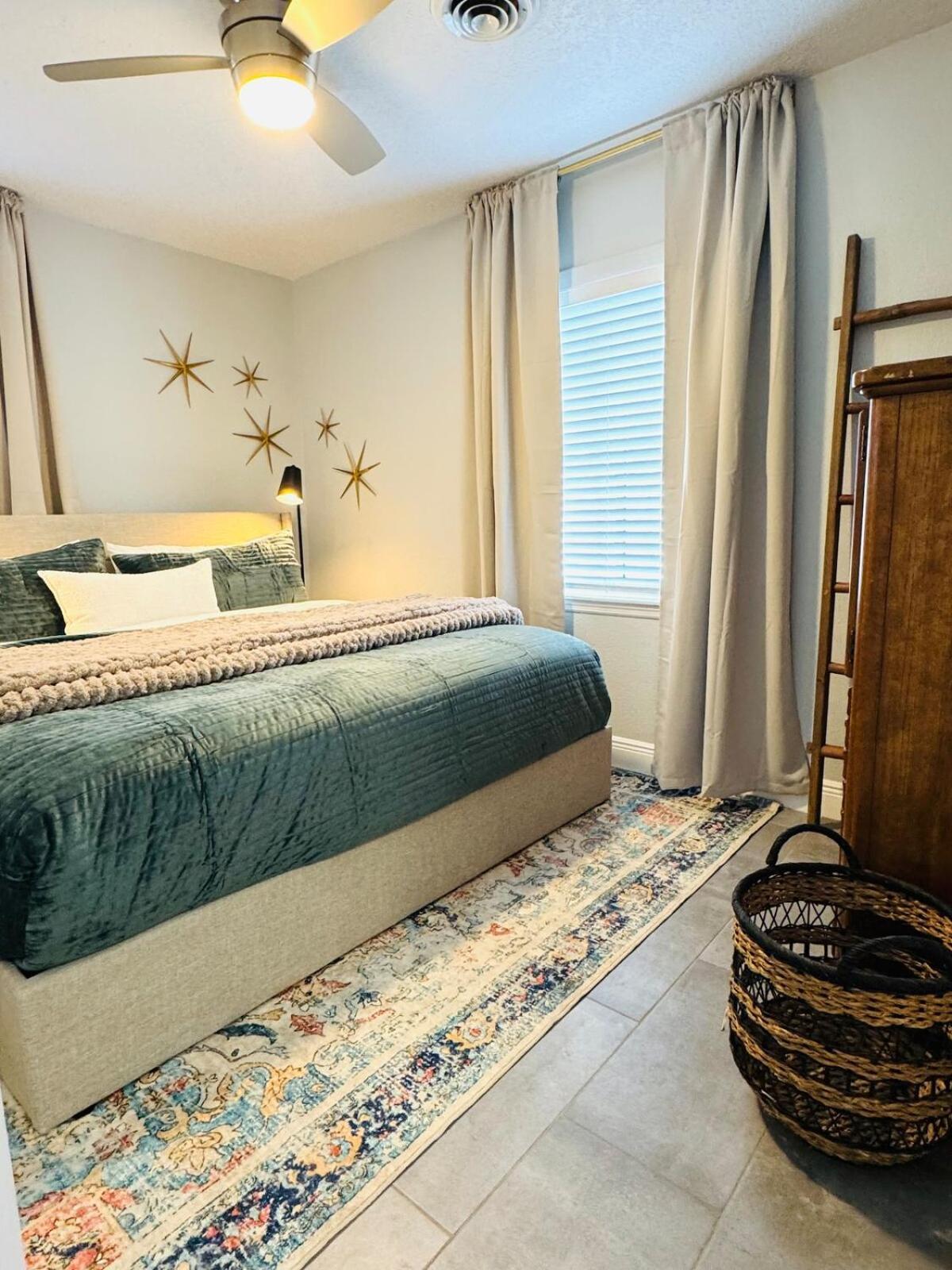Holiday home 3br Oasis Dt Orl, Full Kitchen & Fenced Yard! *