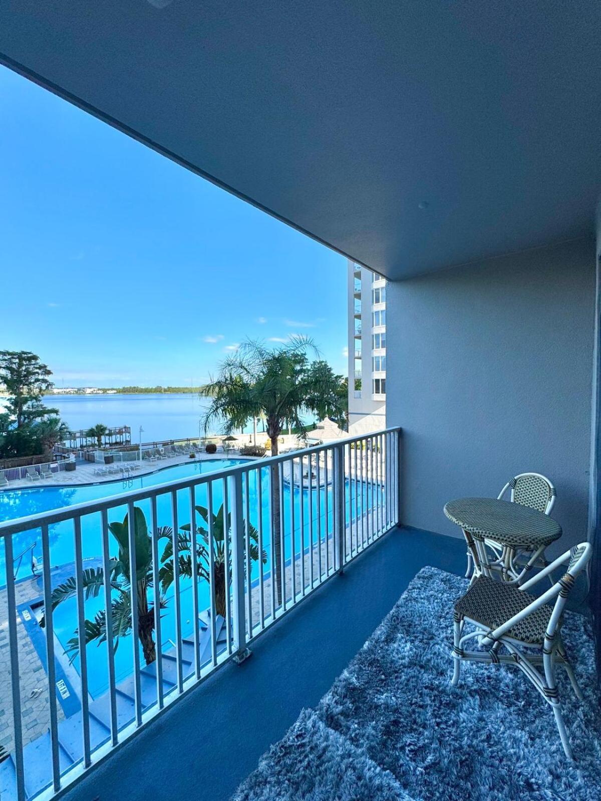 Beautiful Lakefront 5 Minutes From Apartment *