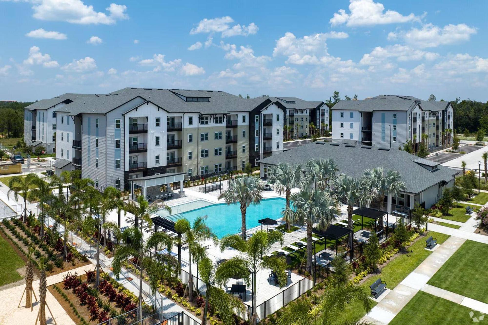 Apartment Complete Stylish King Near Parks Amenities Pet Ok