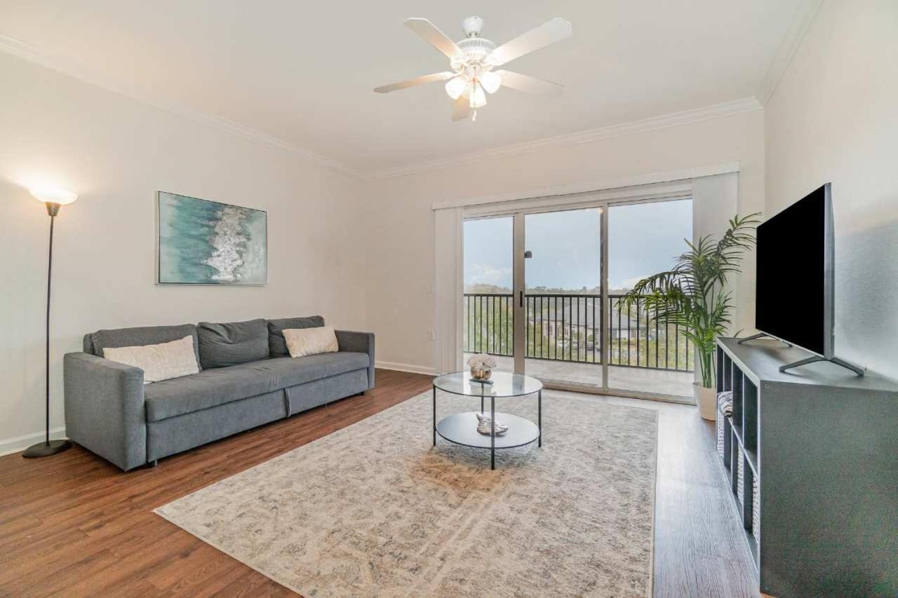 Holiday home Upstay Modern 3br Pool & Patio Near