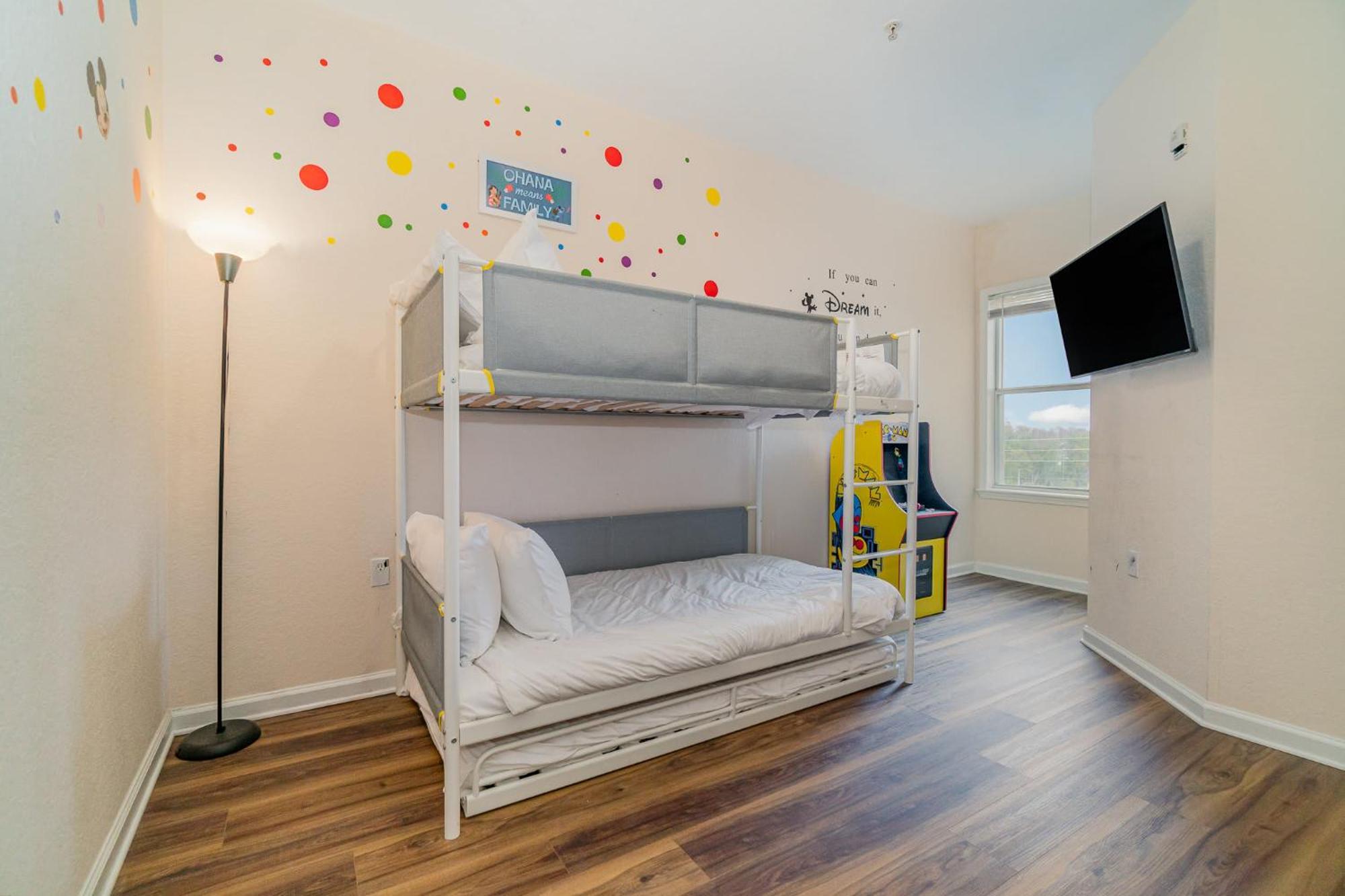 Upstay Modern 3br Pool & Patio Near Holiday home *