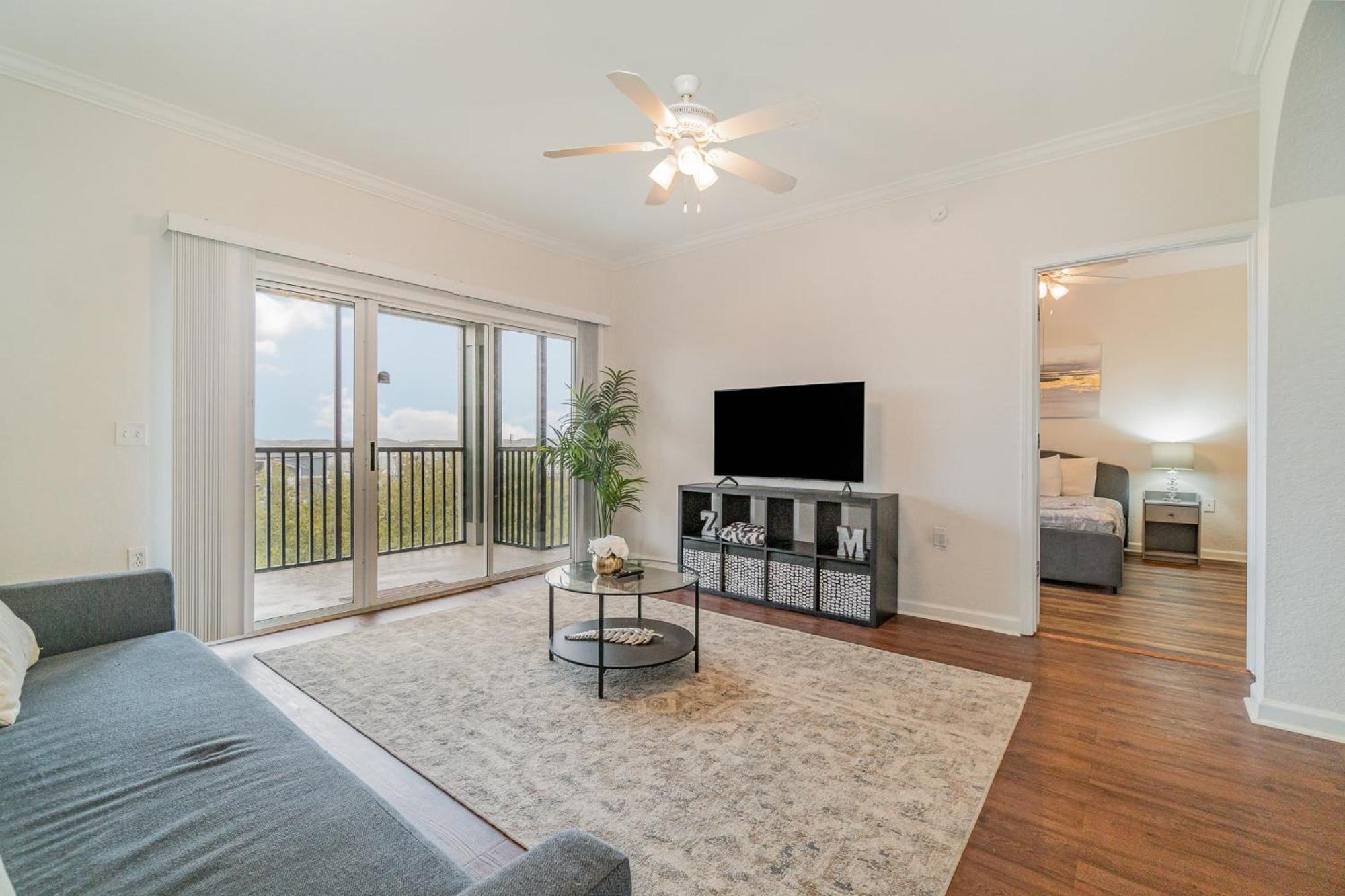 Holiday home Upstay Modern 3br Pool & Patio Near *