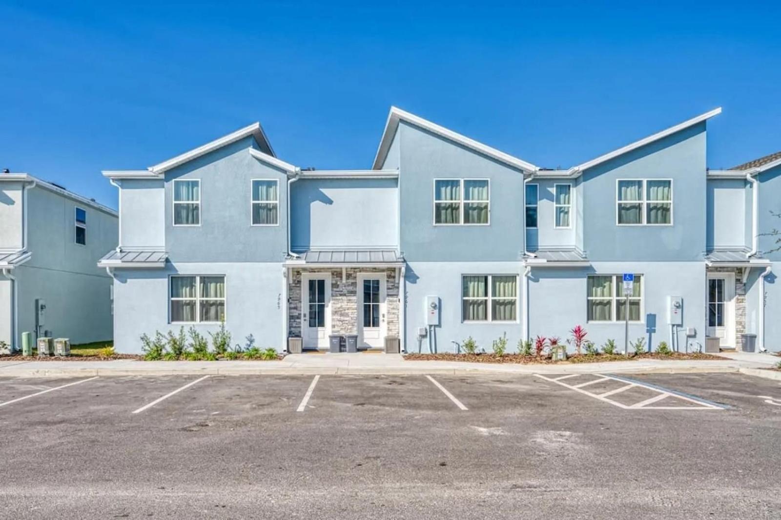 7961 Luxurious 4-suite With Private Pool 10 Minutes From *