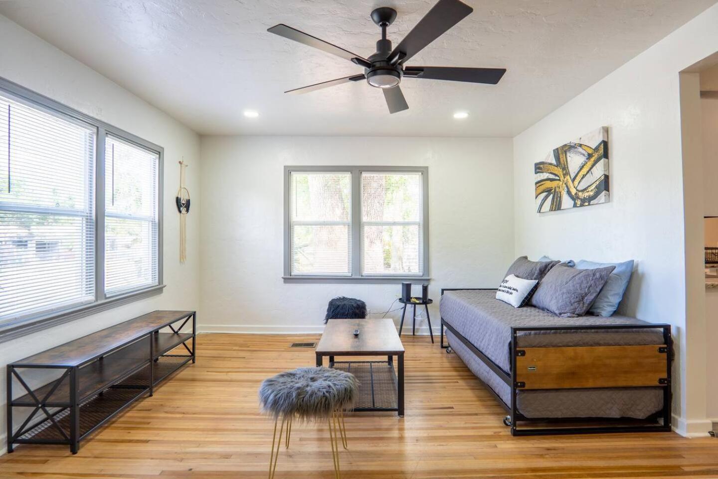 Holiday home 2br Fast Wi-fi Pet Friendly *