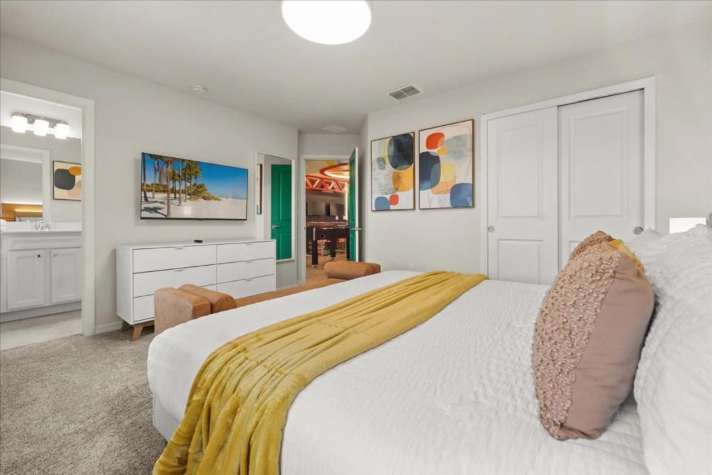 10 Bedrooms - 8 Bathrooms - Windsor Cay 15973cc Holiday home *
