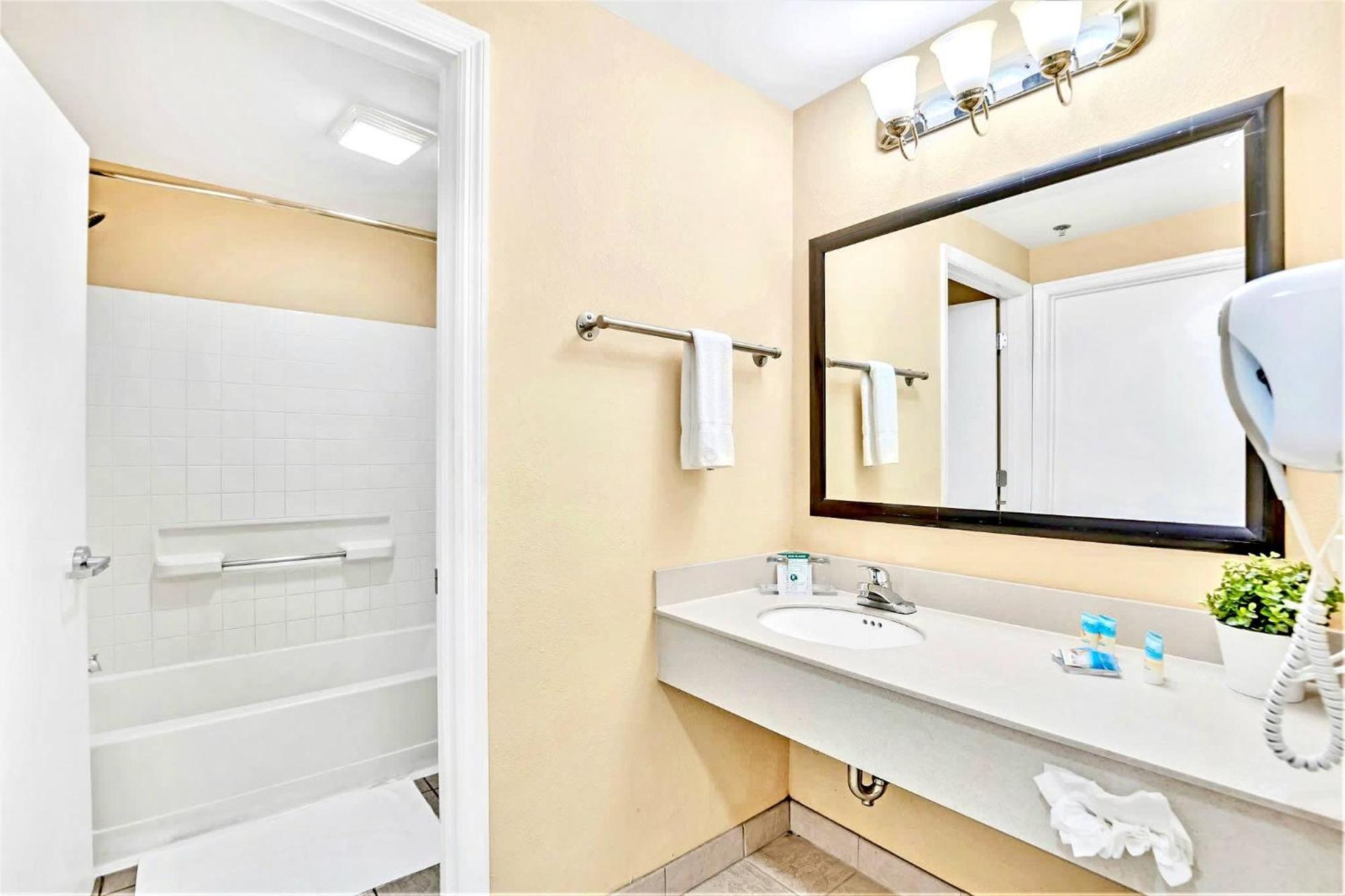 Close To Universal Condo- Hot Tub & Pool