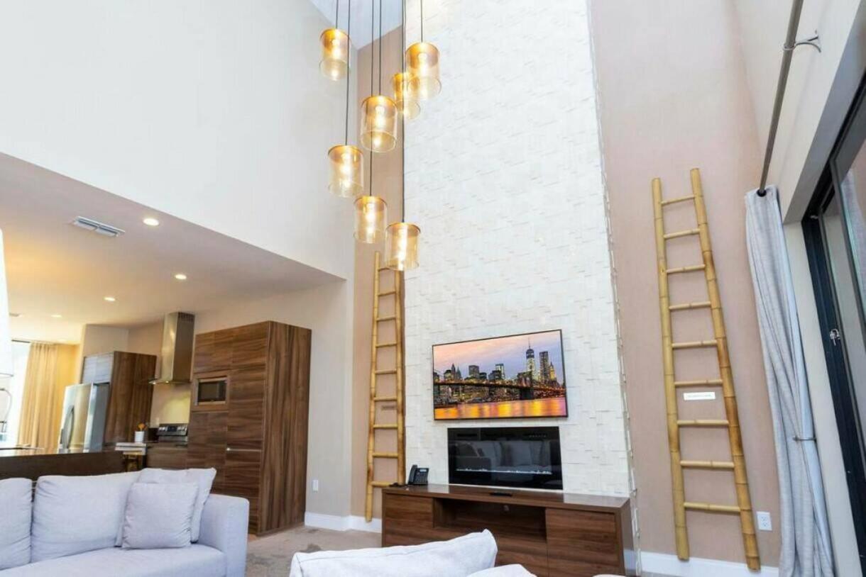 Modern 4bed Townhome In The Heart Of Kissimmee Holiday home Orlando