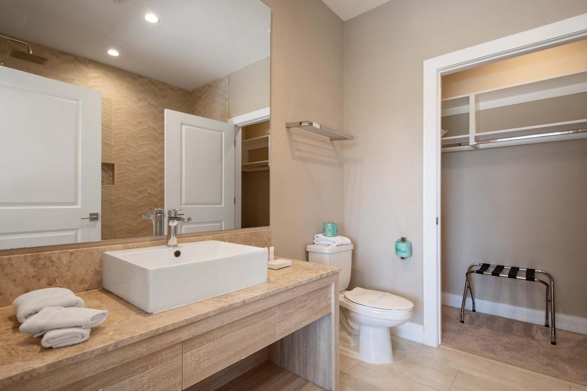 Luxurious Getaway | Chic Villa, Stunning Patio & Exclusive Perks! Holiday home *