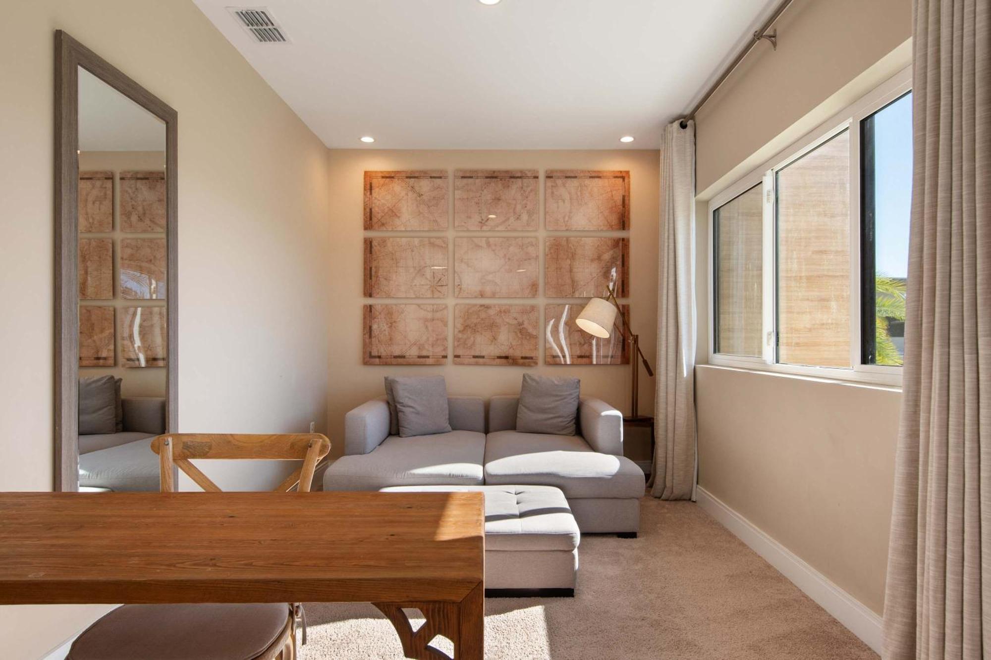 Luxurious Getaway | Chic Villa, Stunning Patio & Exclusive Perks! Holiday home