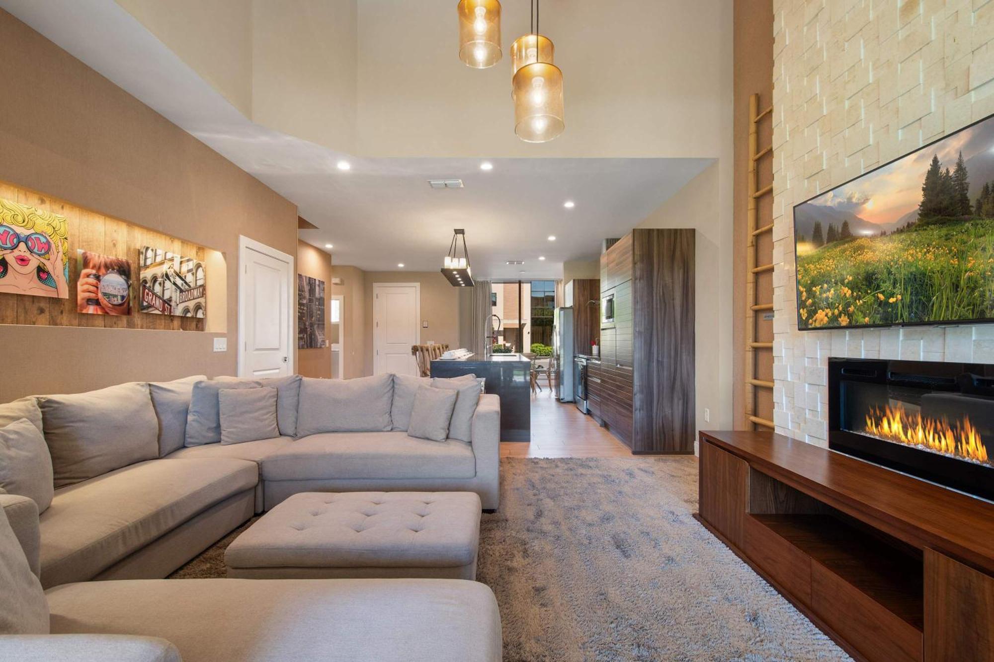 Luxurious Getaway | Chic Villa, Stunning Patio & Exclusive Perks! Holiday home *
