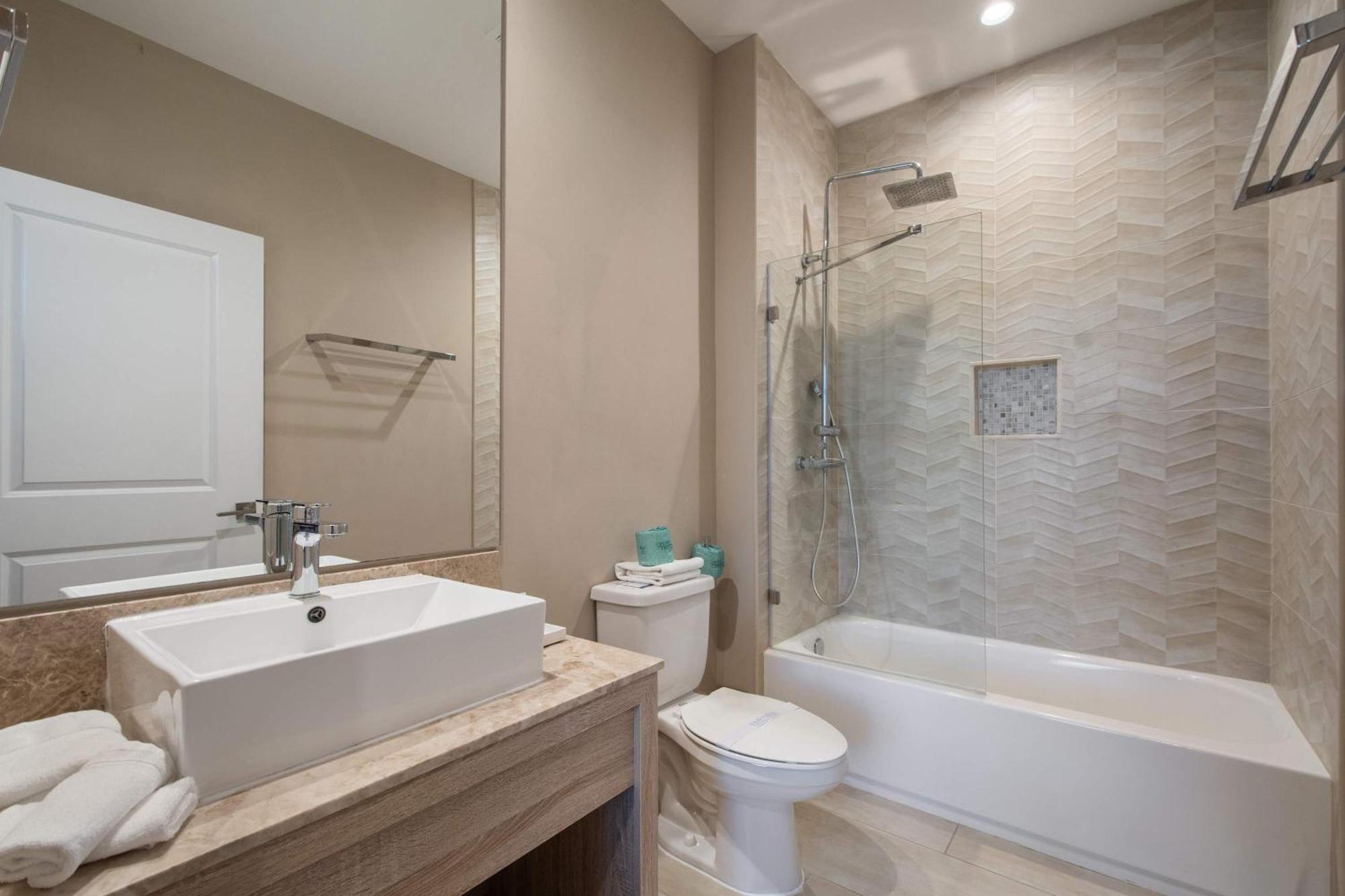 Luxurious Getaway | Chic Villa, Stunning Patio & Exclusive Perks!