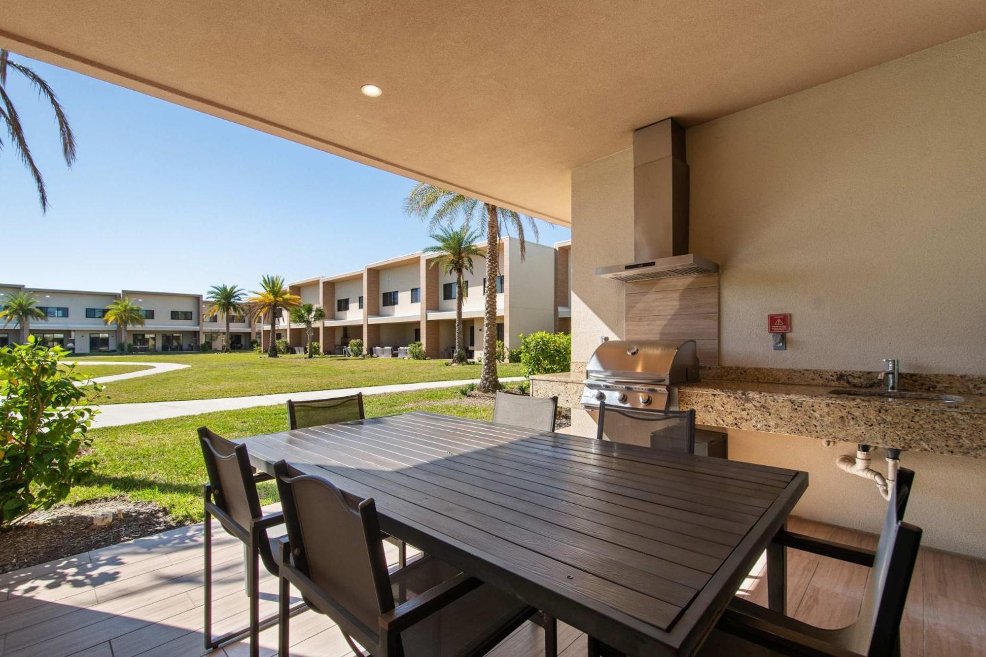 Luxurious Getaway | Chic Villa, Stunning Patio & Exclusive Perks! Holiday home