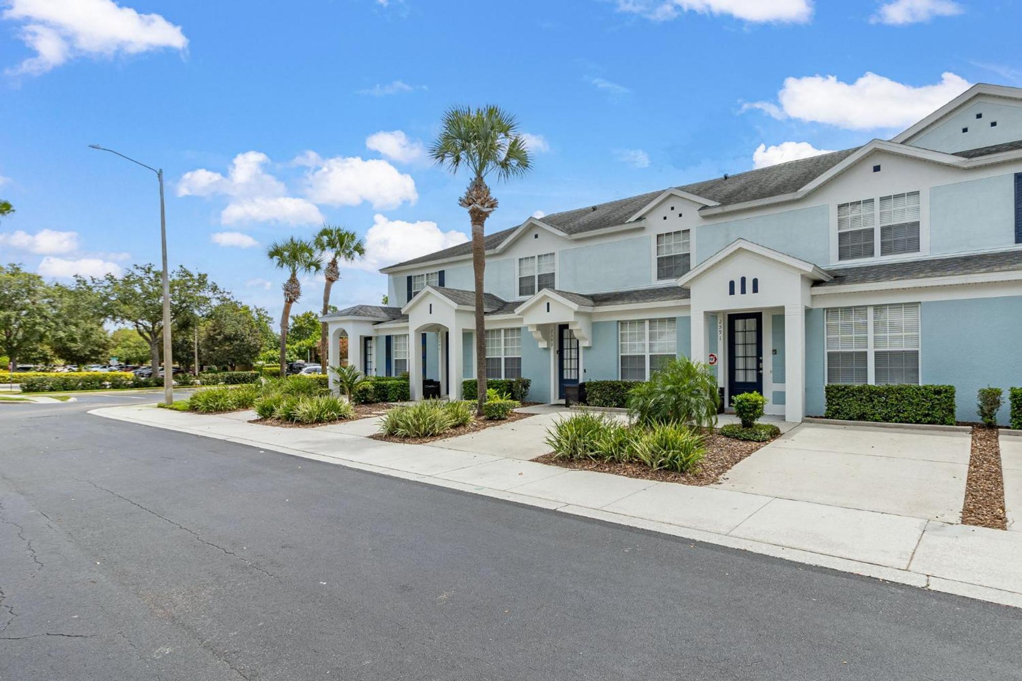 Cozy 3br With Pool Nearby *