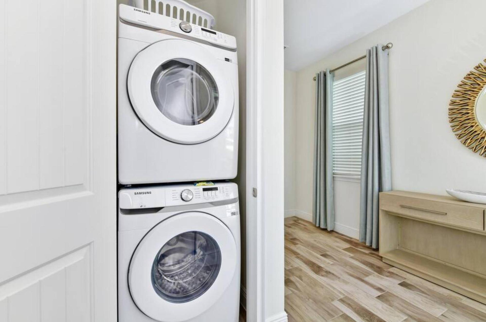 Pistachio Palace - Sleeps 10 Holiday home Orlando