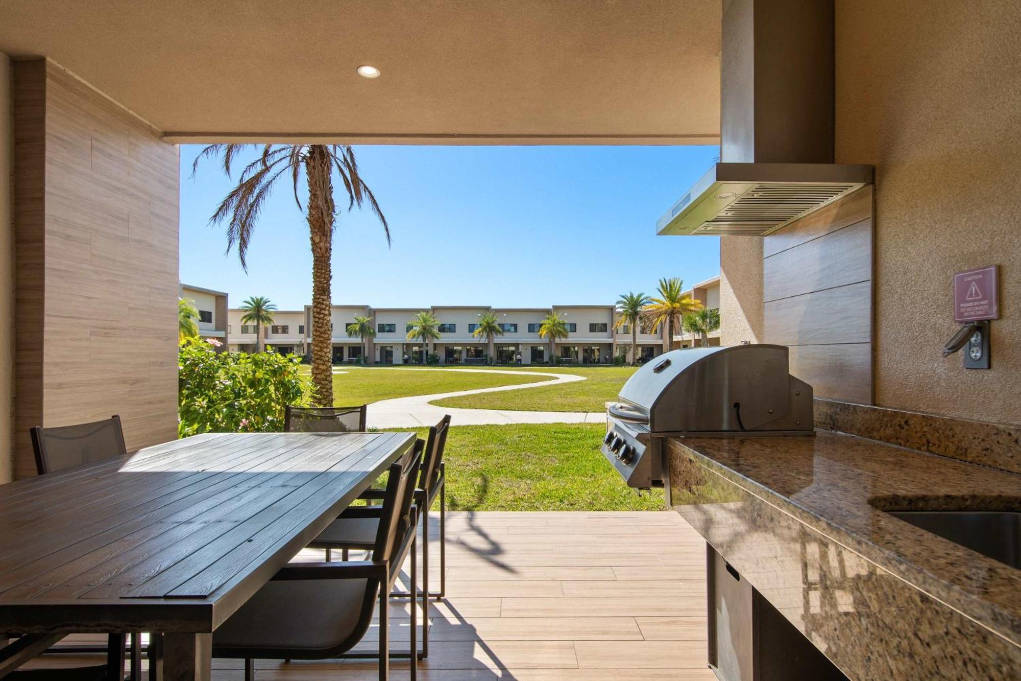 Luxurious Getaway | Chic Villa, Stunning Patio & Exclusive Perks! Holiday home