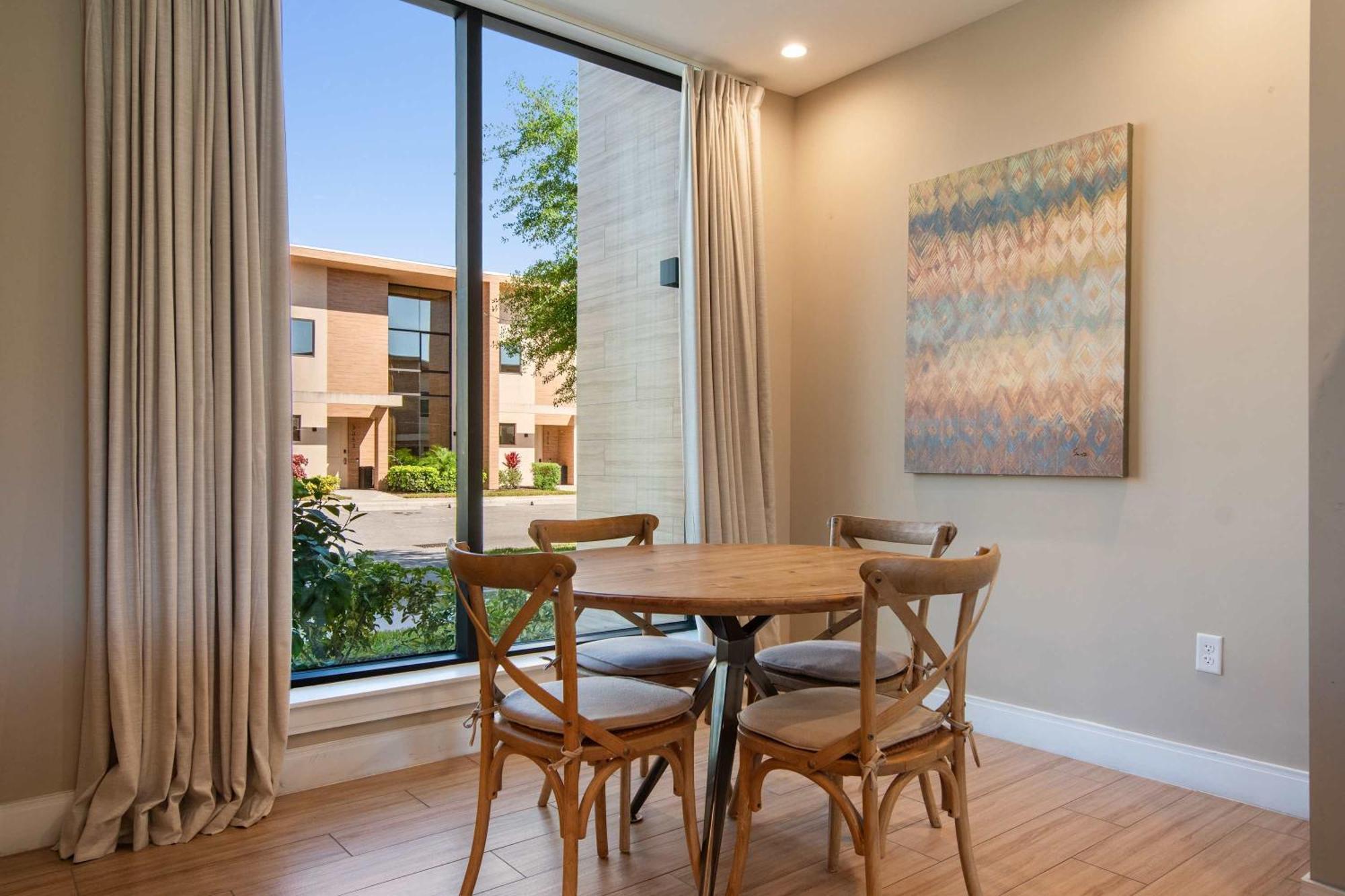 Luxurious Getaway | Chic Villa, Stunning Patio & Exclusive Perks! Holiday home