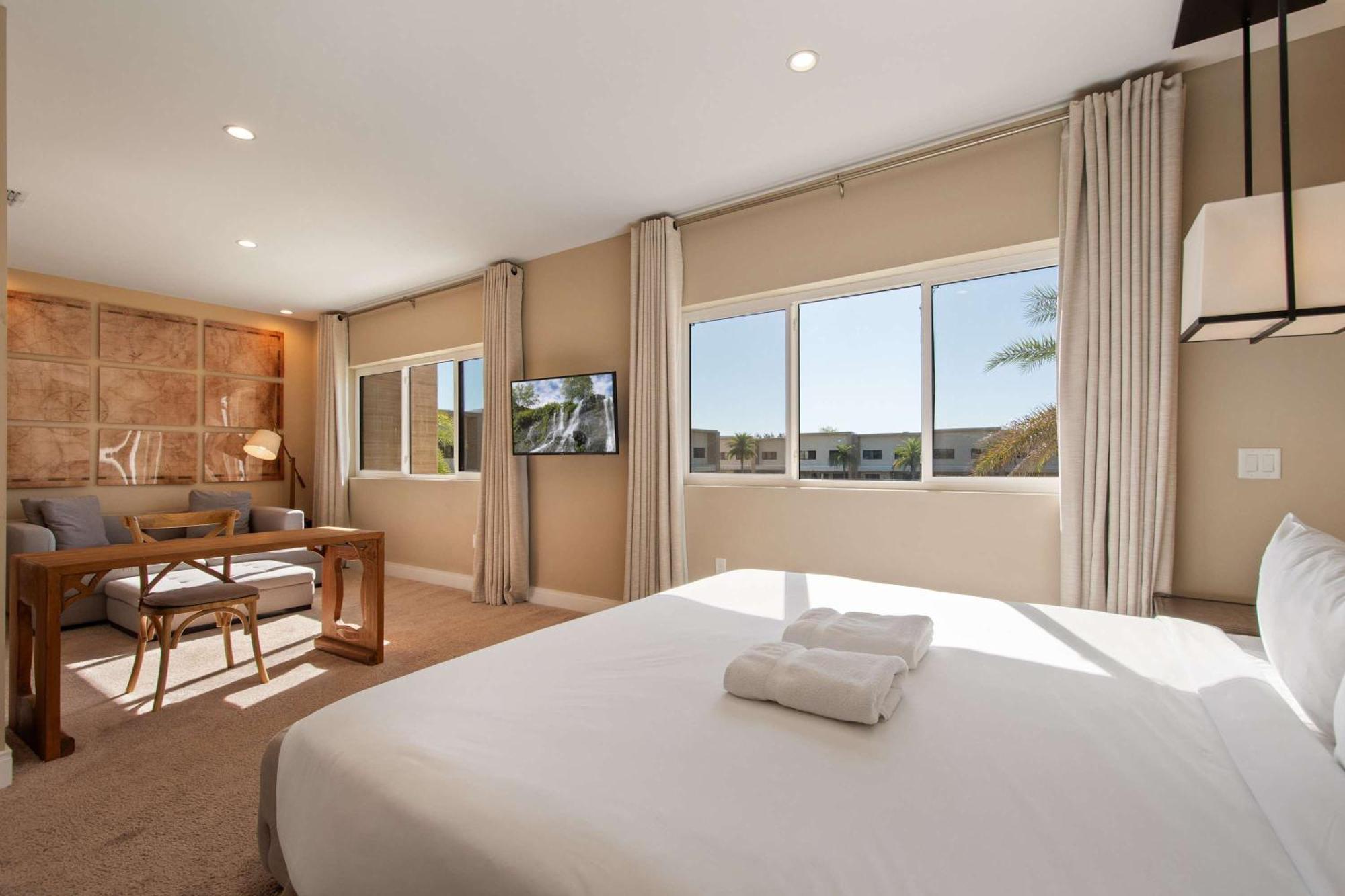 Luxurious Getaway | Chic Villa, Stunning Patio & Exclusive Perks! *
