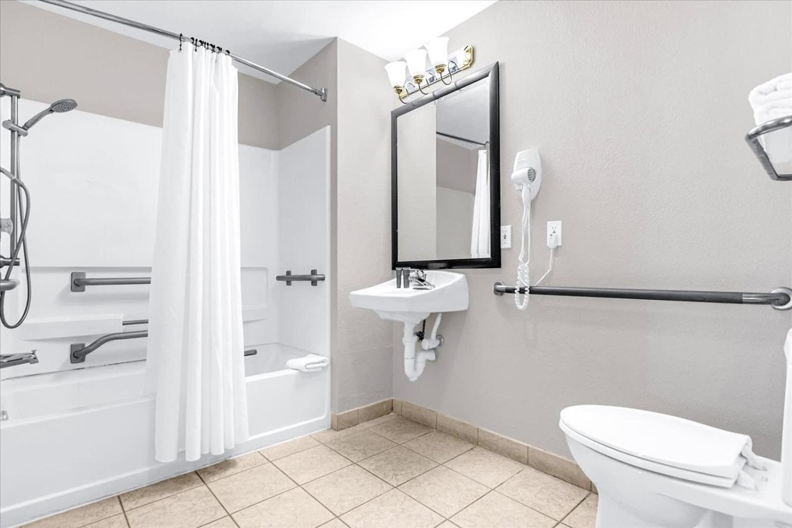 Inviting 1 Bedroom W Pool Near Apartment
