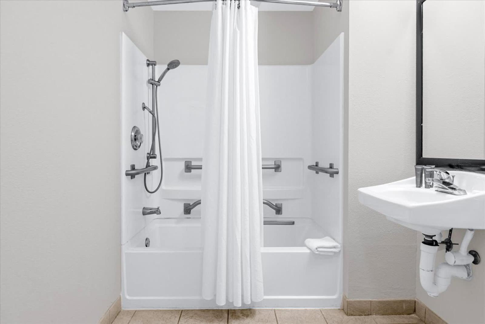 Inviting 1 Bedroom W Pool Near Orlando