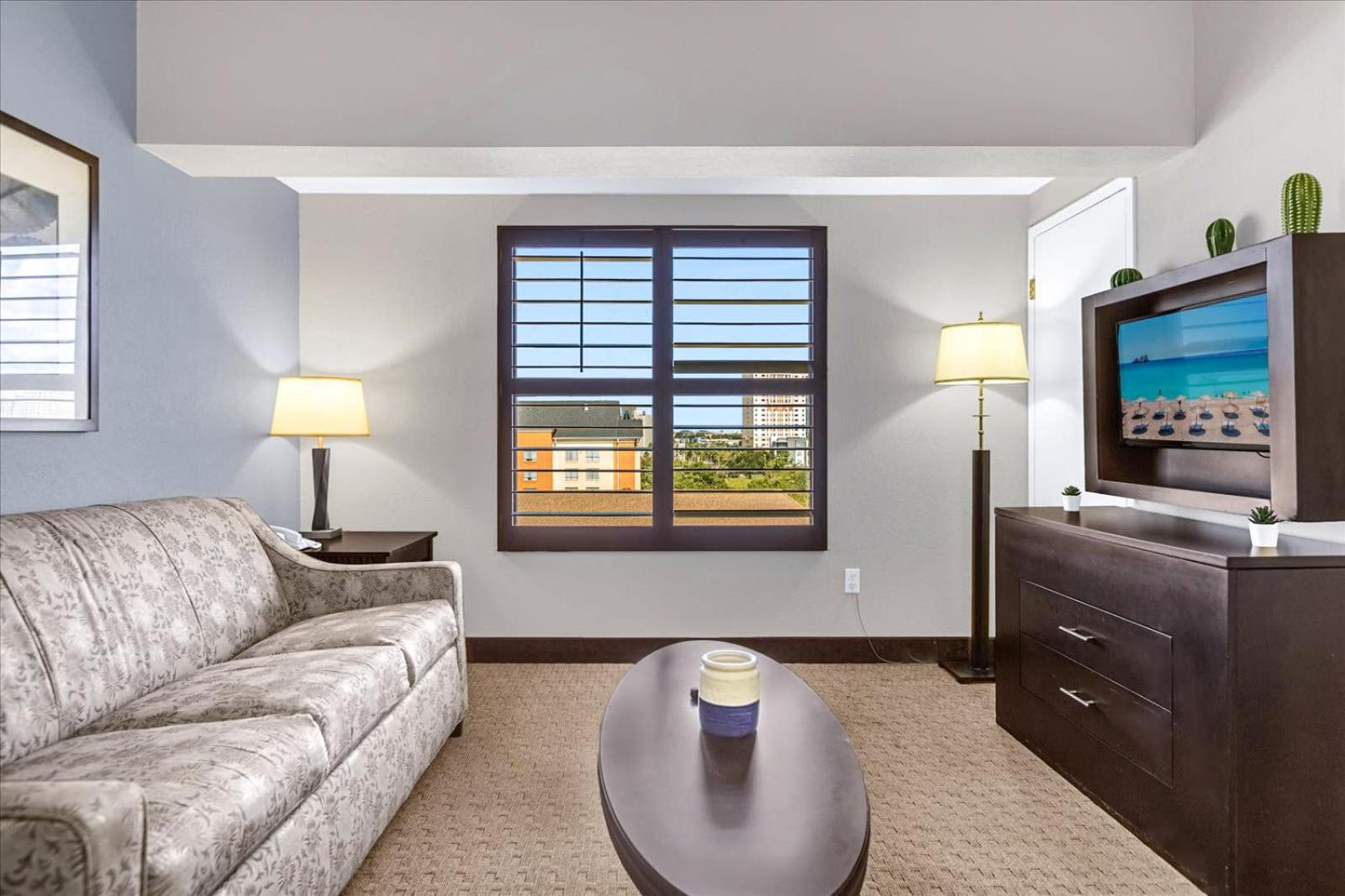 Inviting 1 Bedroom W Pool Near Apartment *
