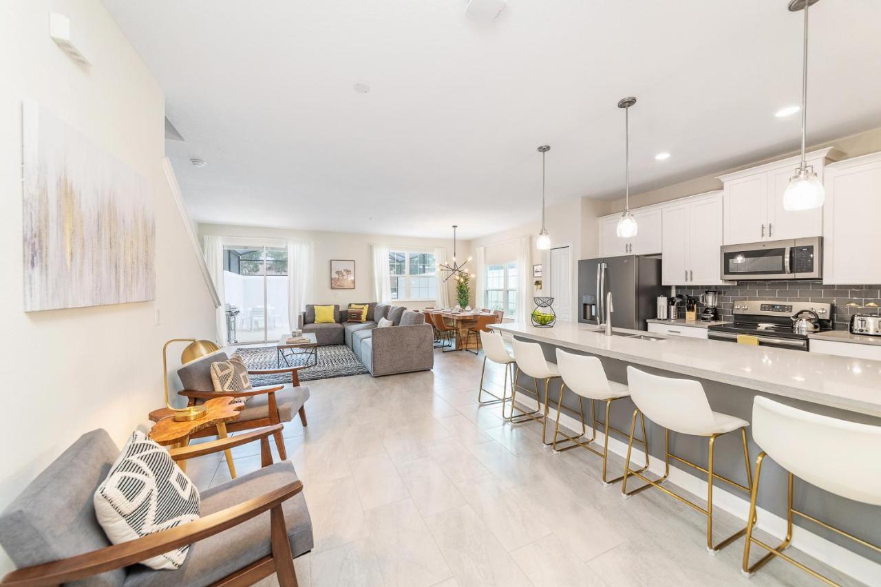 Modern With A Private Pool Near *
