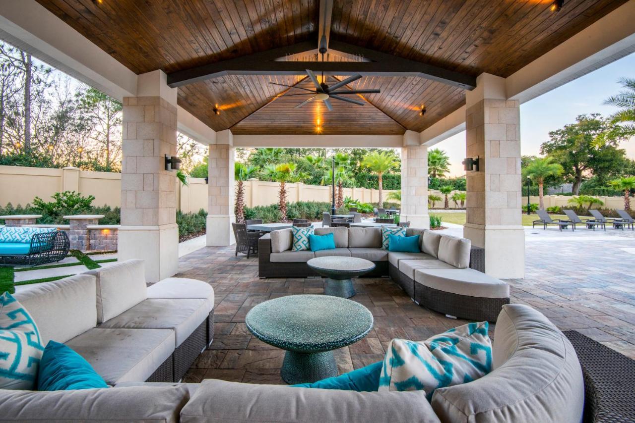 3910 Oakville Avenue Villa