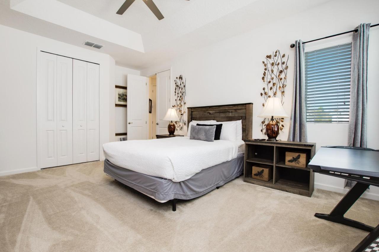 3910 Oakville Avenue Villa *