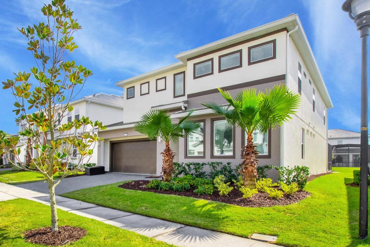 Villa 3910 Oakville Avenue *