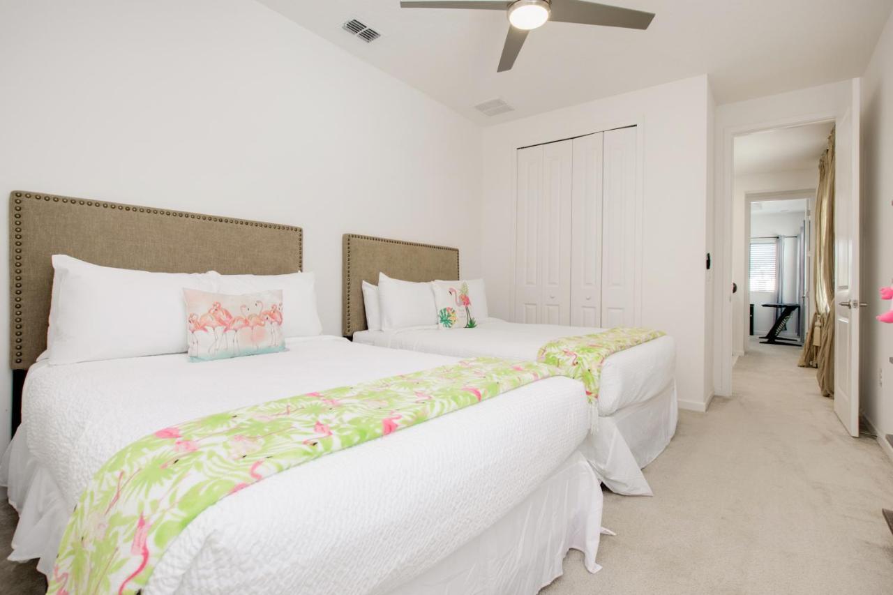 3910 Oakville Avenue Villa *