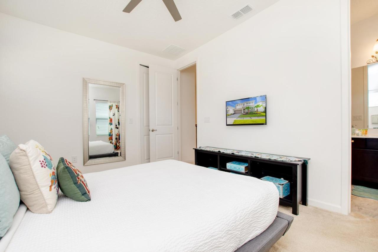 3910 Oakville Avenue Villa *